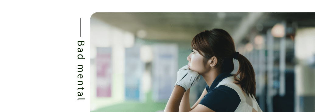 遠くを見つめ何かを考えてる女性